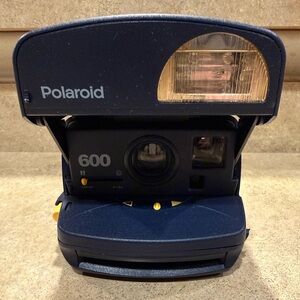 Polaroid 600 Instant Camera w/ Built In Flash - Broken Strap - Navy Blue Tested